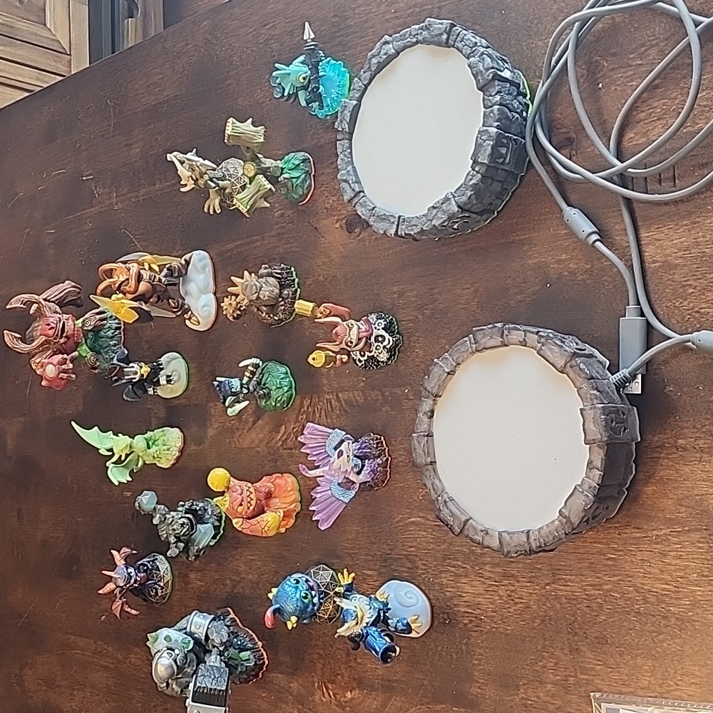 Skylanders Lot Portal And 17 Figures